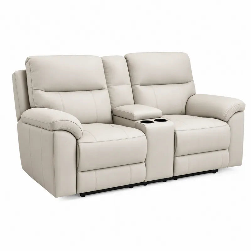 Dwuosobowa sofa z jasnej skóry z uchwytami na napoje