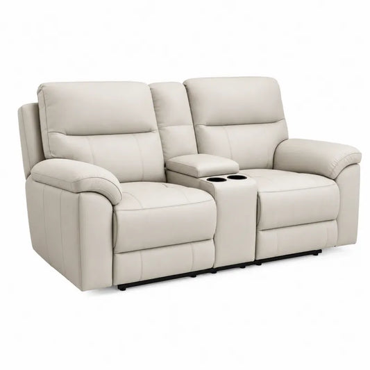 Dwuosobowa sofa z jasnej skóry z uchwytami na napoje